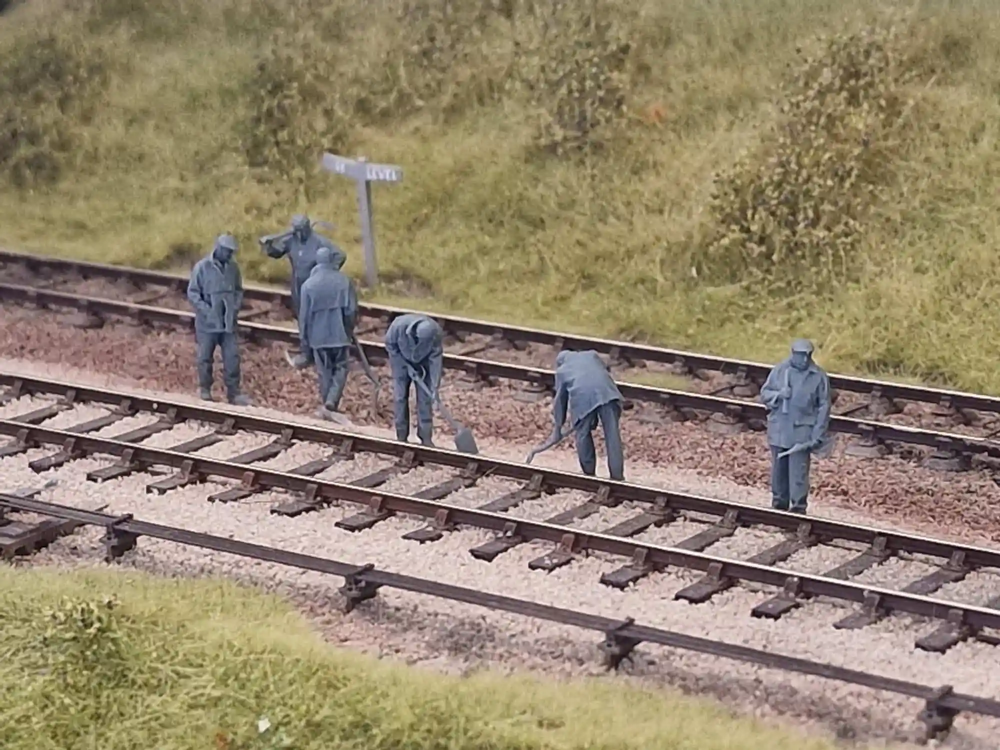 10304-043 O Gauge Railway & Lineside - 1970s/80s PW Gangers - Image 3