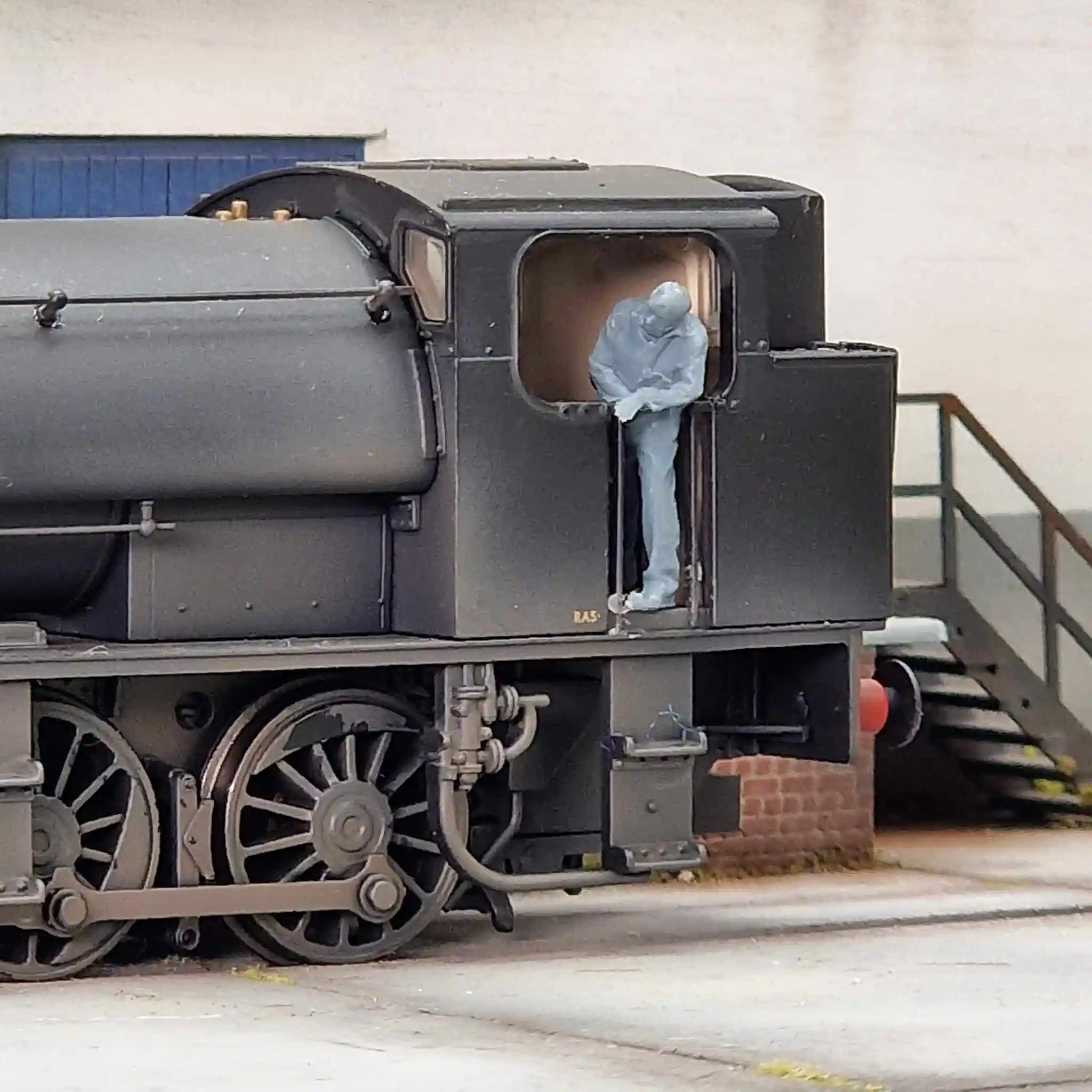 11255-148 N Gauge Loco Specific Crew - J94 Austerity BR Crew Pack 2 - Image 4