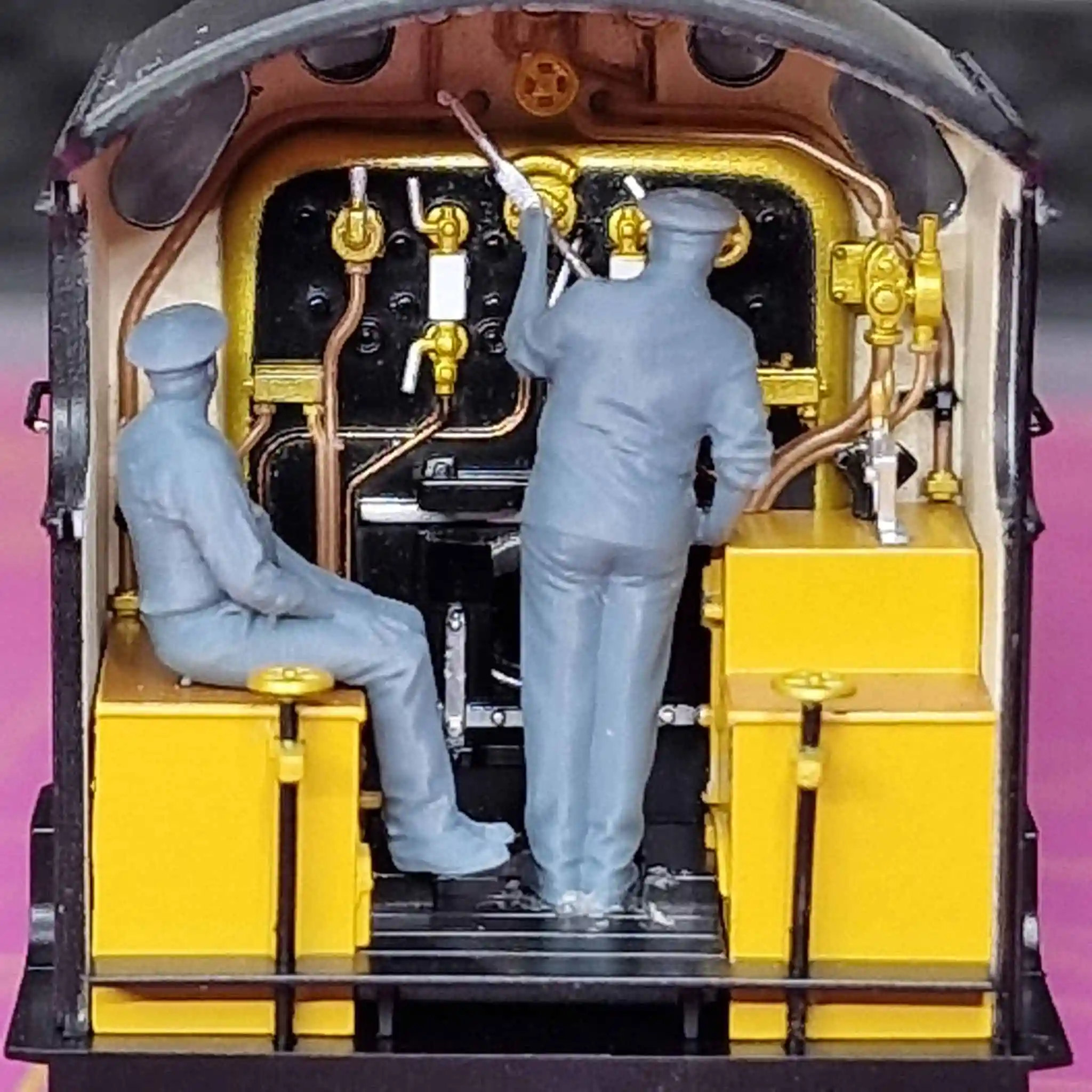 12206-076 OO Gauge SECR/SR D1 Class Crew Pack - Image 3