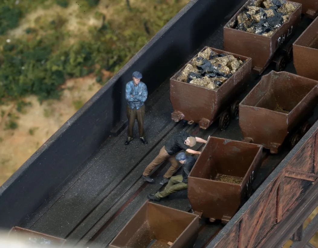 1447-148 N Gauge 1948-1968 British Railways - Workmen Pushing Load - Image 2