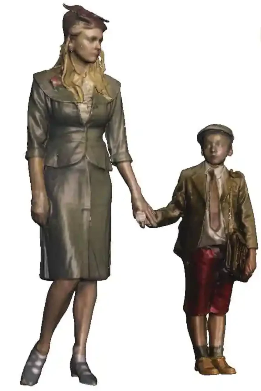 1552-076 OO Gauge - Town & Country - 1940s Woman and Child - Image 2