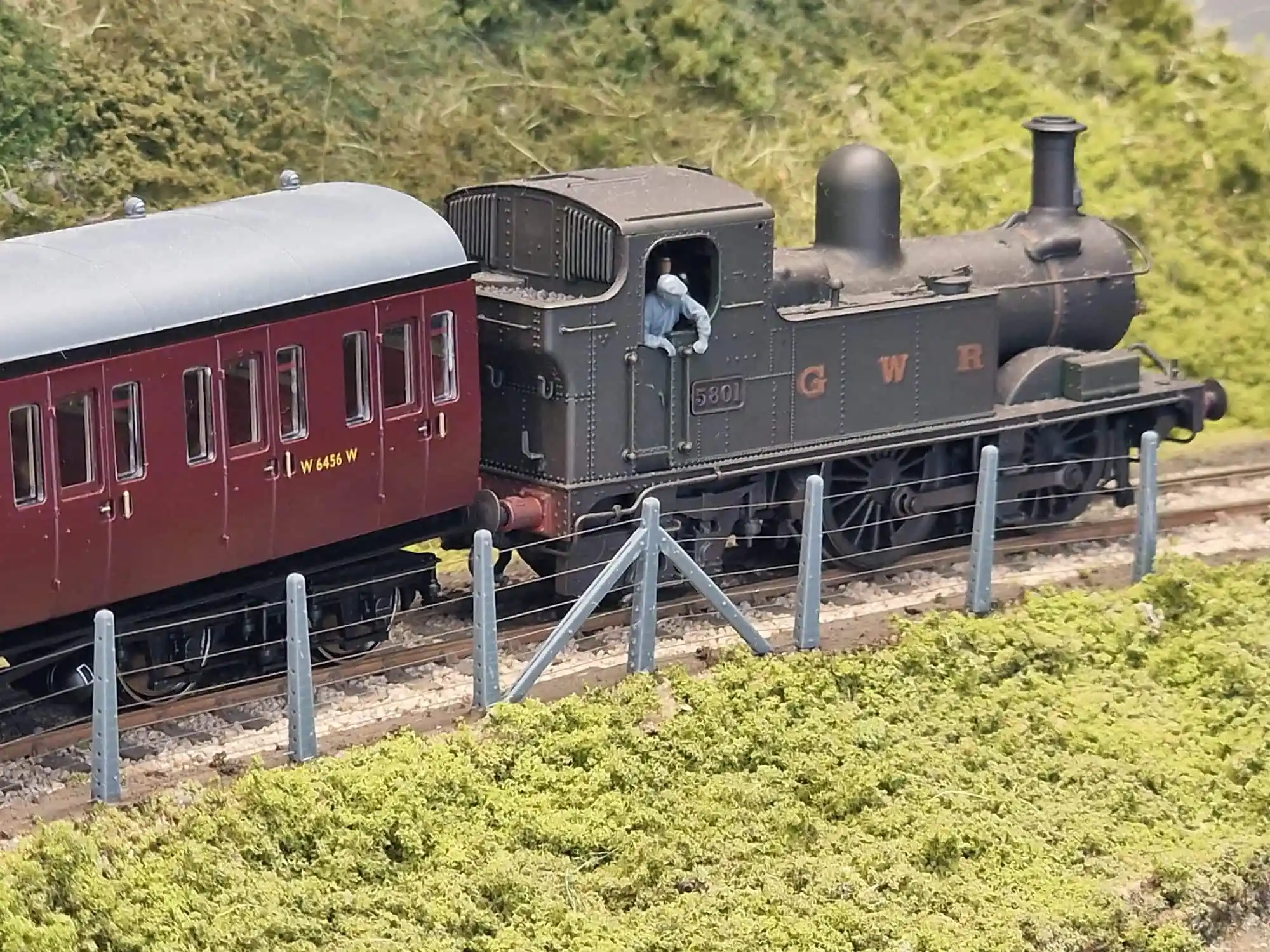 2635-076 OO Gauge Detailing - GWR Concrete Fence Posts x20 - Image 2