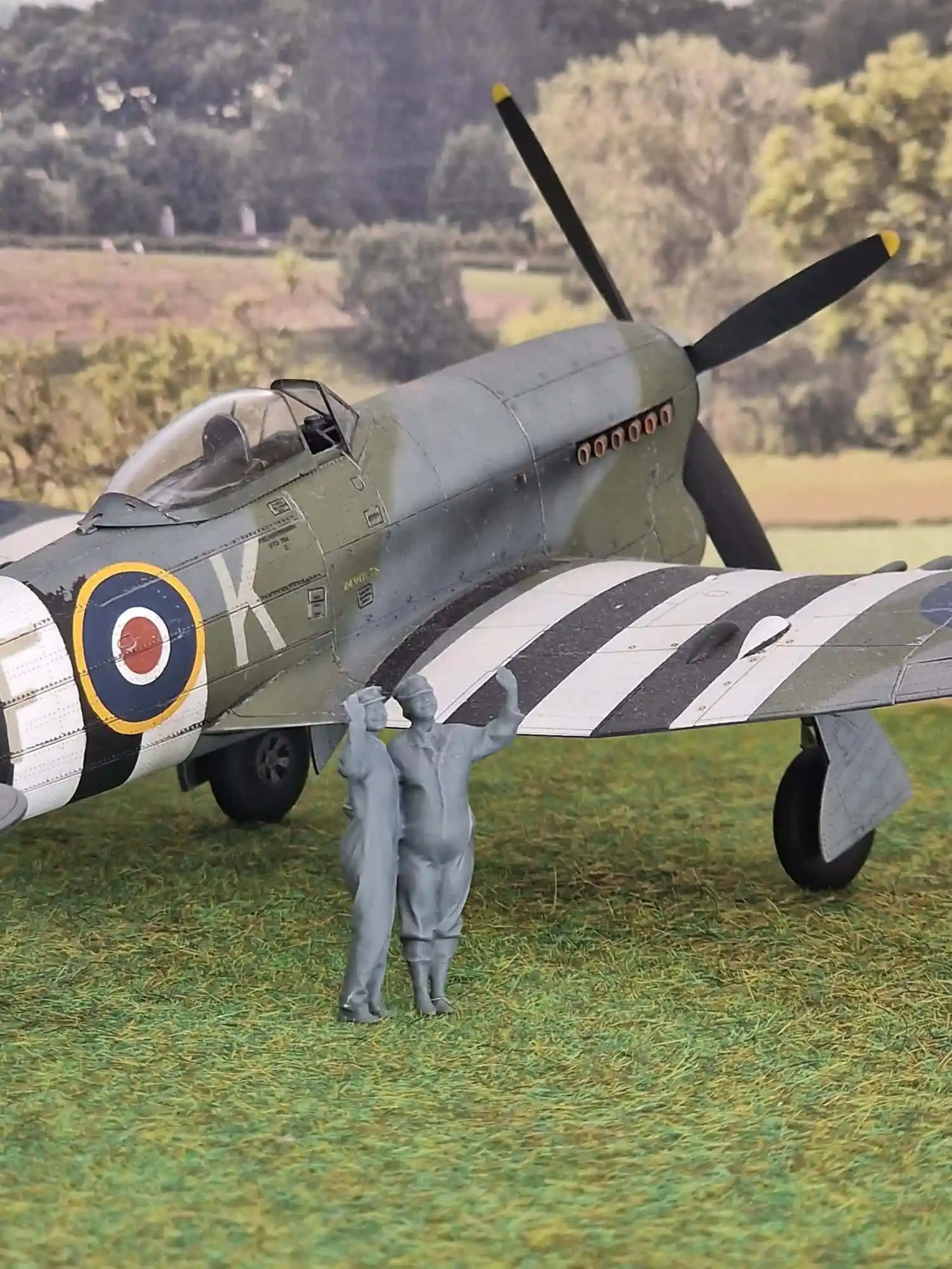50222-048 1:48 Scale RAF Through the Ages - World War Two - WAAFs Waving - Image 3