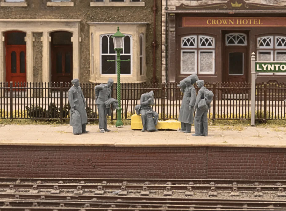 50280-032 1:32 Scale - World War Two - RAF Personnel on Leave - Image 3
