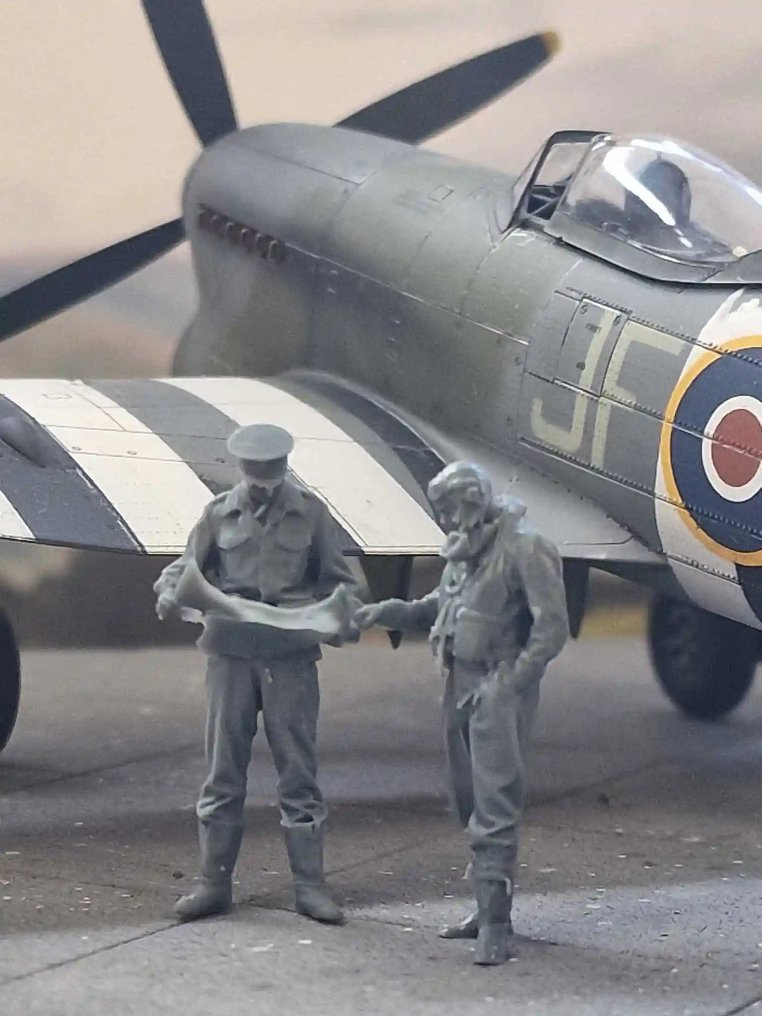50302-032 1:32 Scale RAF Through the Ages - World War Two - RAF 2TAF Officer & Pilot Reading Map - Image 3