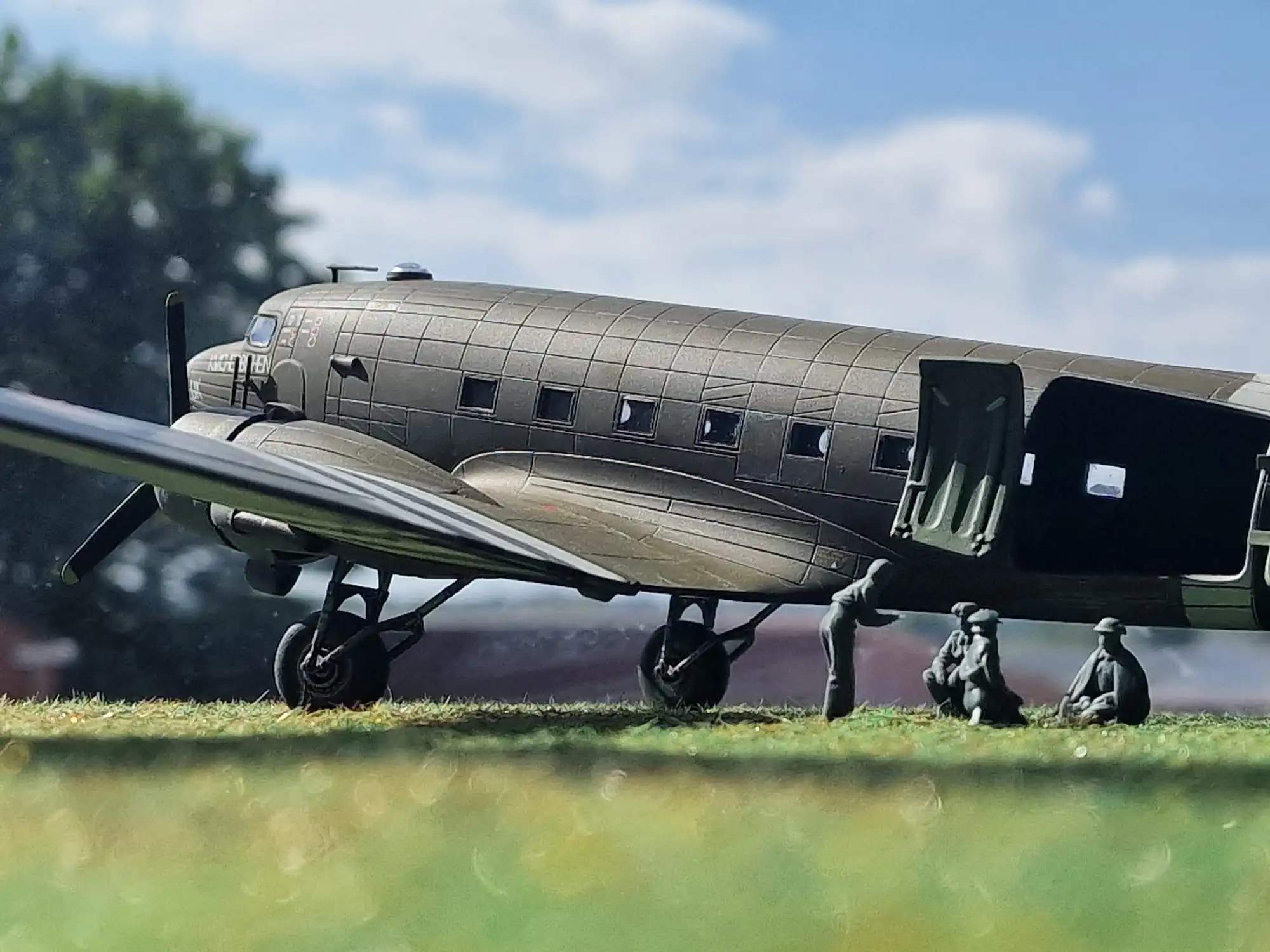 50321-032 1:32 Scale RAF Through the Ages - World War Two - RAF Flying Nightingales with wounded - Image 3