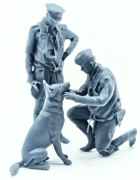 50600-032 1:32 Scale - World War Two - Luftwaffe Pilots with German Shepherd - Image 3