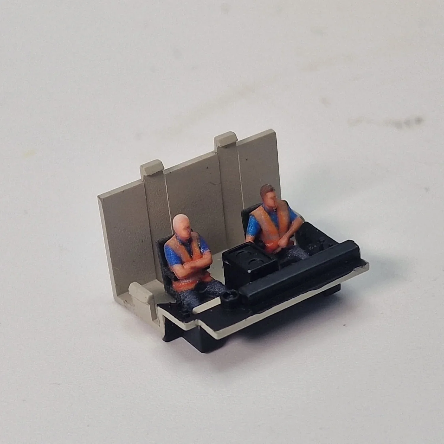 80906-120C TT:120 Gauge Loco Specific Modern Crew - Class 66 - Image 3