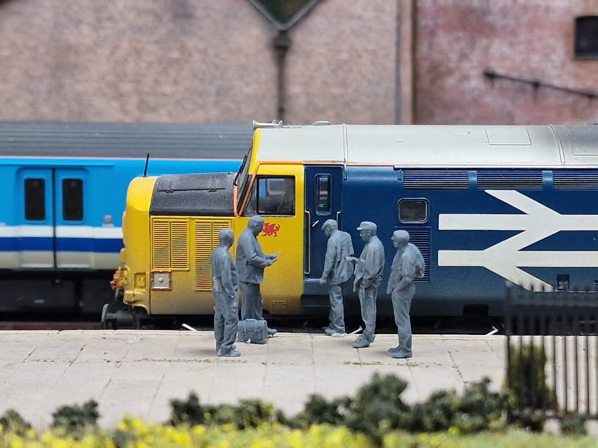 9035-043 O Gauge 1968-1995 British Rail - BR Crew Bundle - Image 2