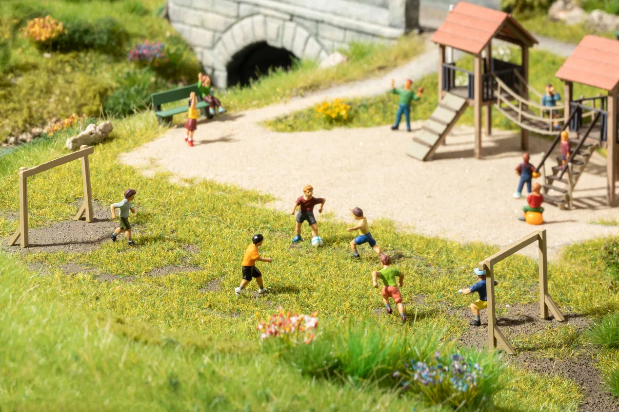 N15817 Children Playing Football (6) Figure Set - Image 2