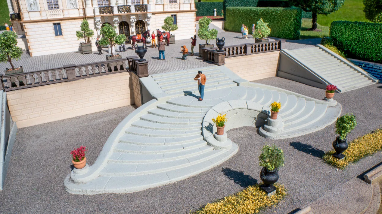 N58315 Curved Open Air Staircase Hard Foam (Pre-Built)