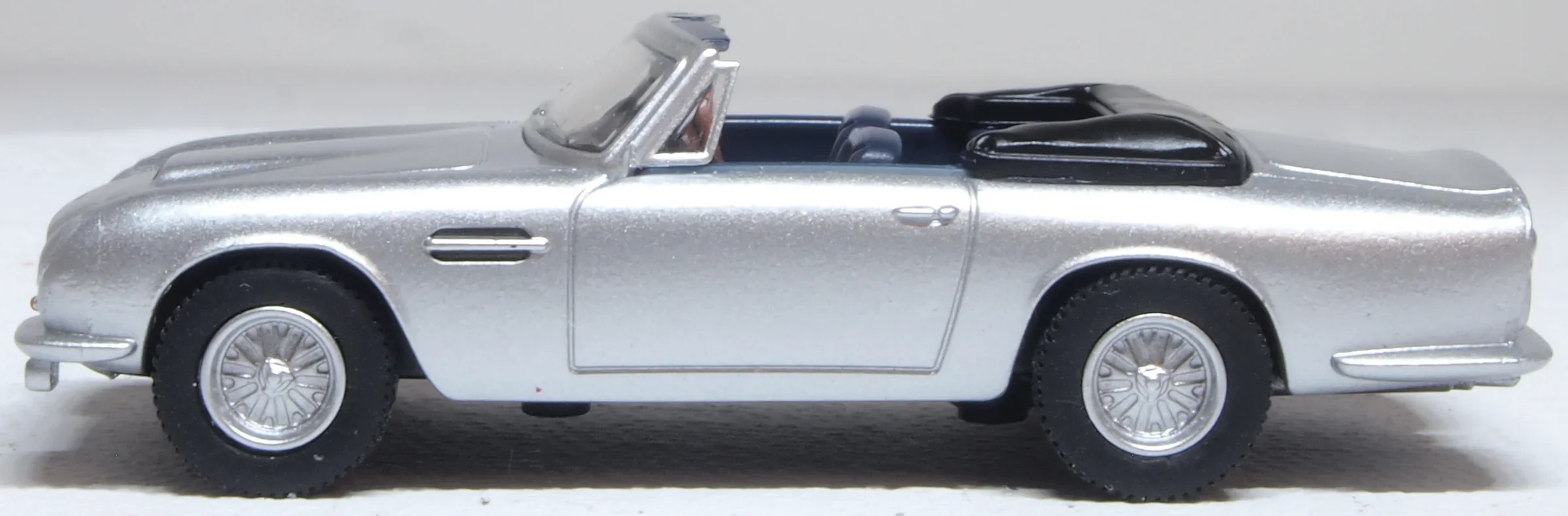 76DB6002 Aston Martin DB6 MkII Volante Silver Birch - Image 3