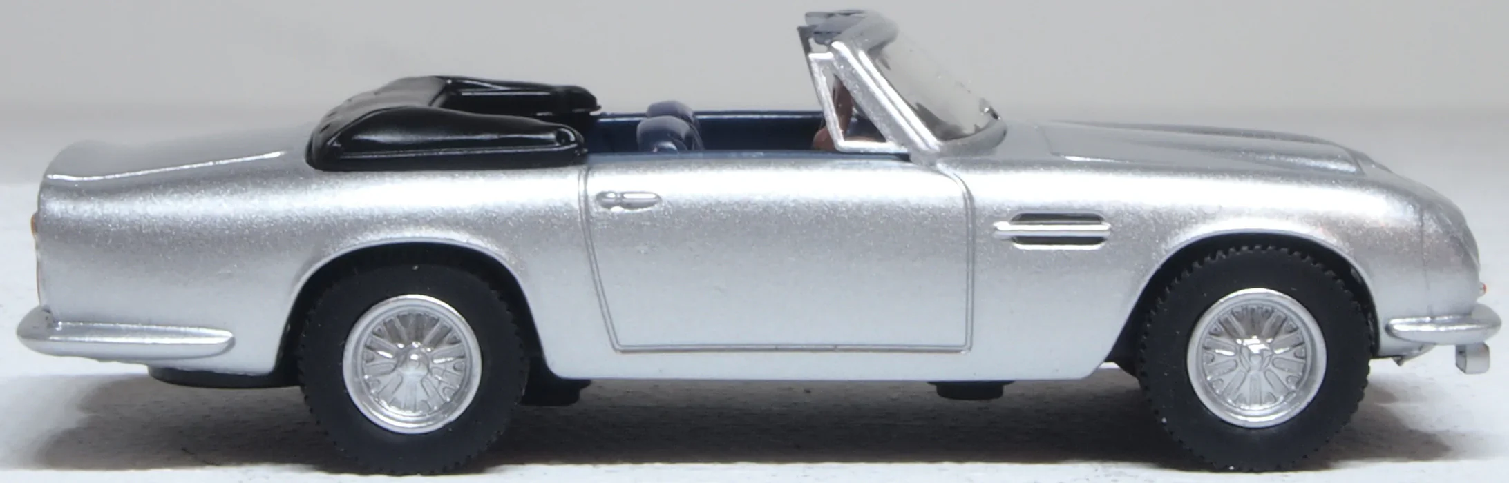 76DB6002 Aston Martin DB6 MkII Volante Silver Birch - Image 4