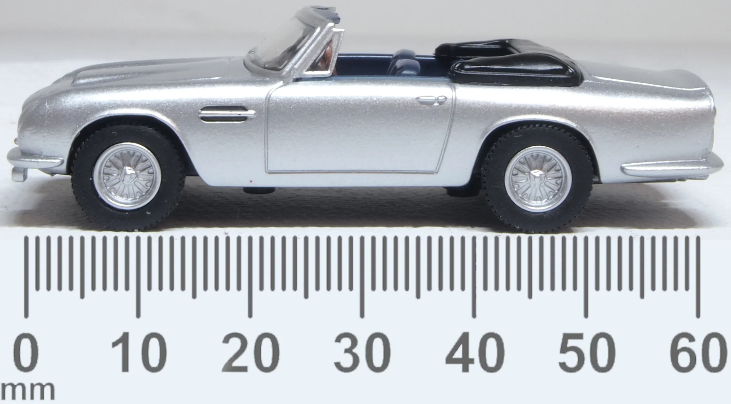 76DB6002 Aston Martin DB6 MkII Volante Silver Birch - Image 6