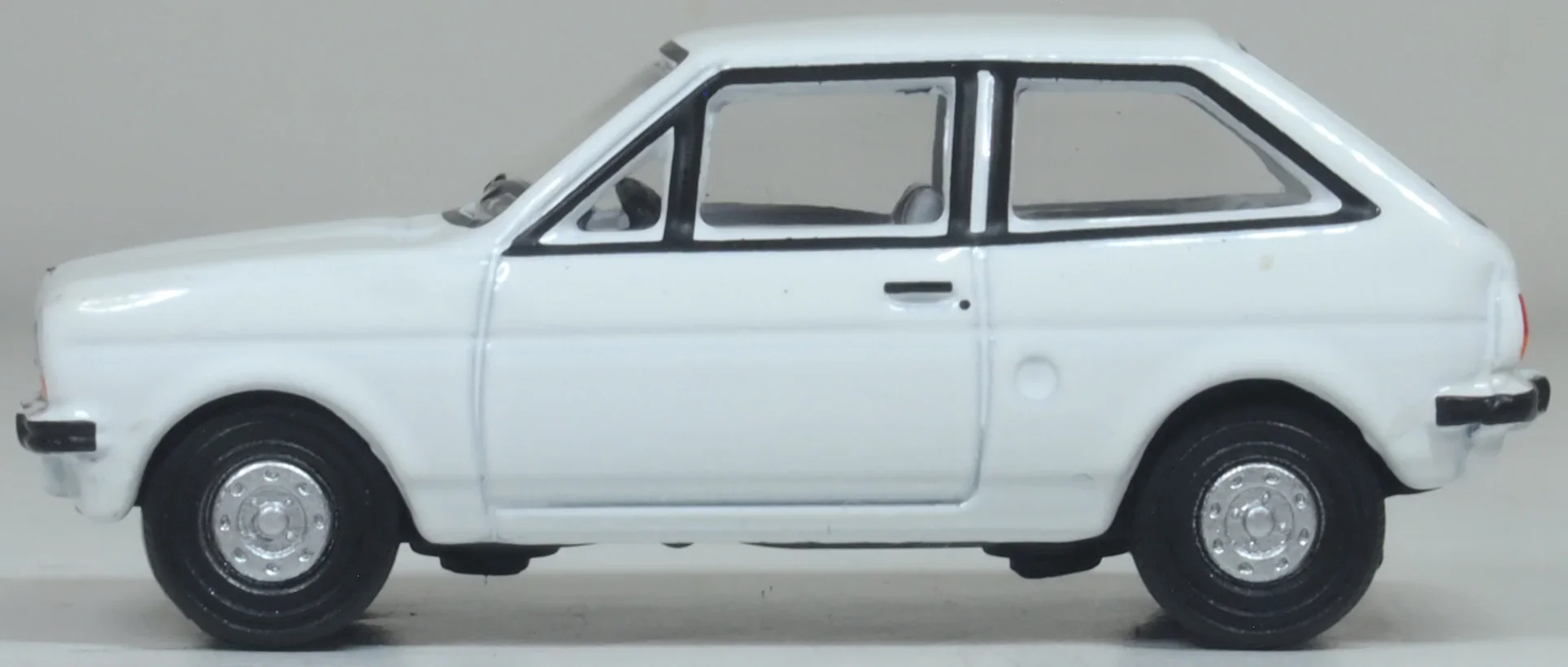 76FF008 Ford Fiesta Mk1 Diamond White - Image 2