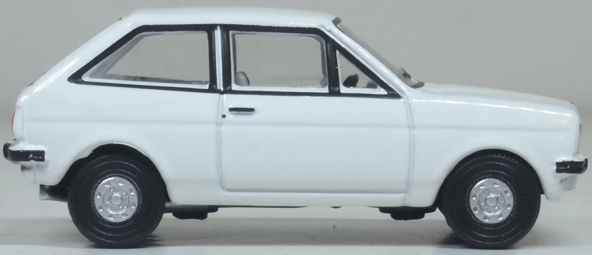 76FF008 Ford Fiesta Mk1 Diamond White - Image 3