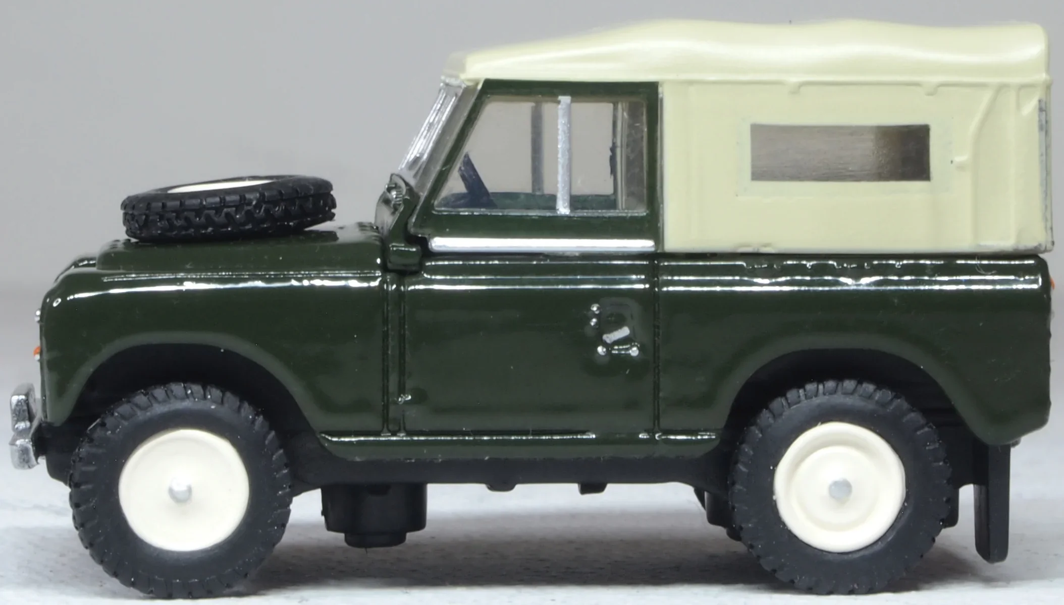 76LR2AS005 Land Rover Series 2A SWB Canvas Bronze Green - Image 4