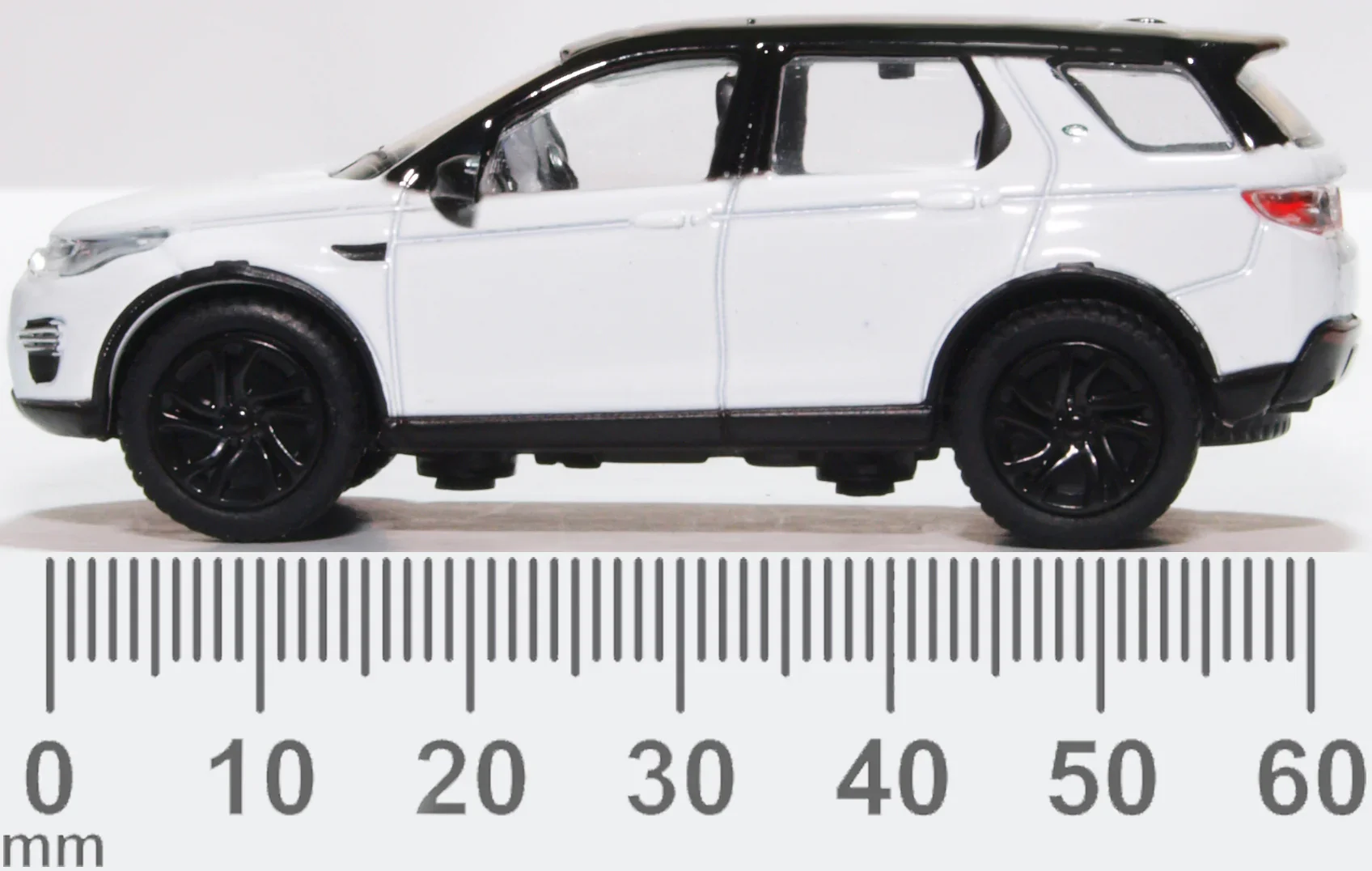 76LRDS003 Land Rover Discovery Sport Fuji White - Image 6