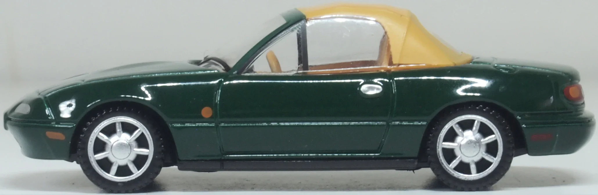 76MAZ002 Mazda MX5 Mk1 (Soft Top) British Racing Green - Image 2