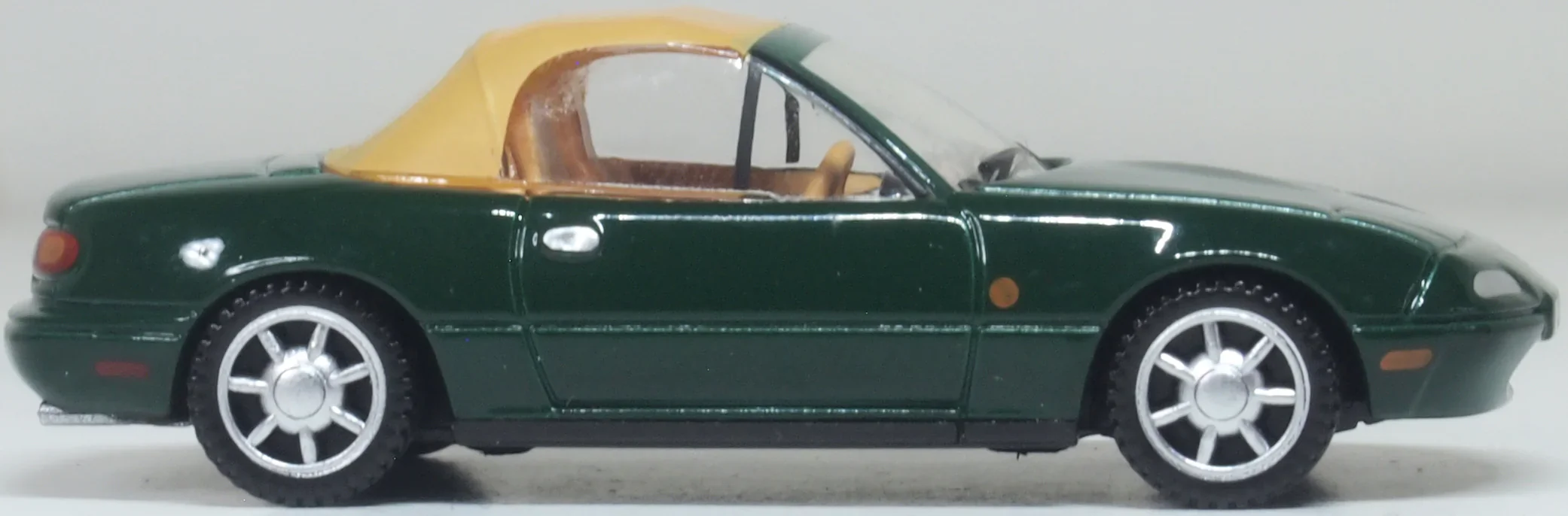 76MAZ002 Mazda MX5 Mk1 (Soft Top) British Racing Green - Image 3