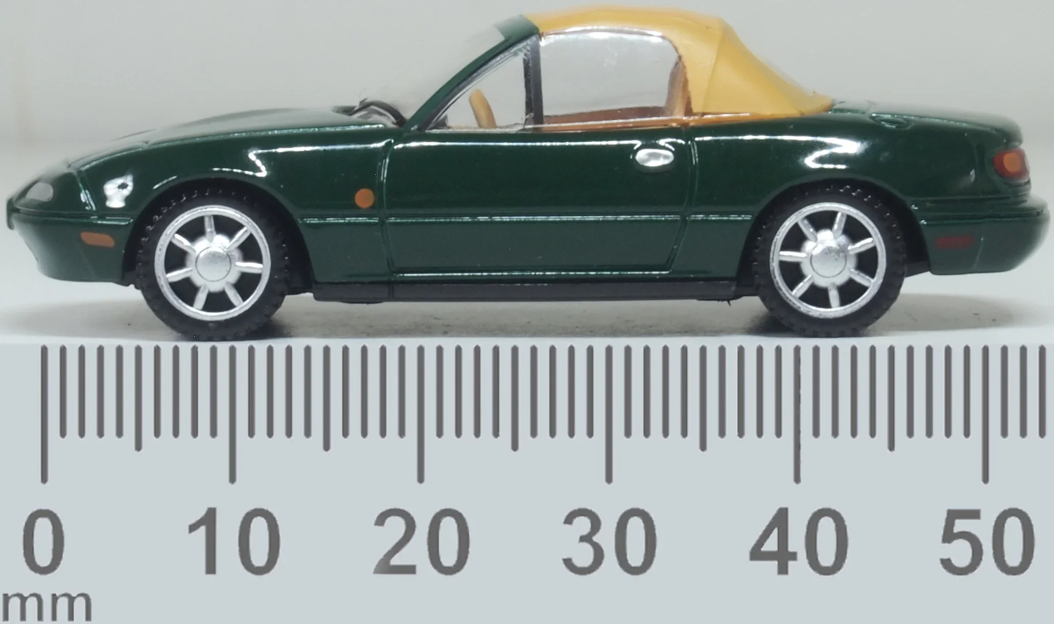 76MAZ002 Mazda MX5 Mk1 (Soft Top) British Racing Green - Image 6