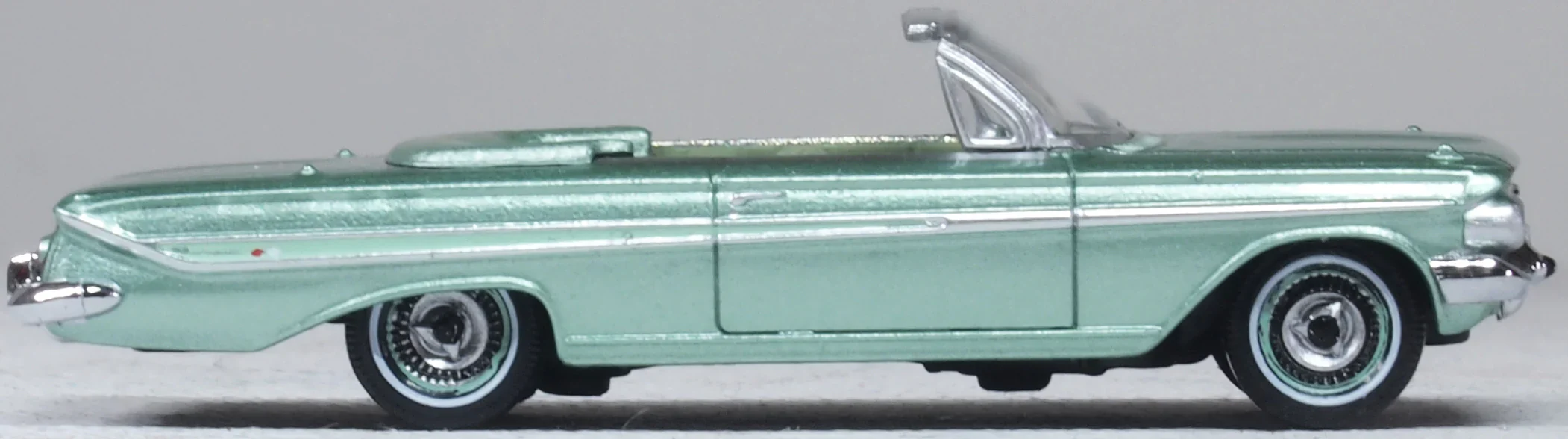 87CI61007 1961 Chevrolet Impala Convertible Arbor Green - Image 5