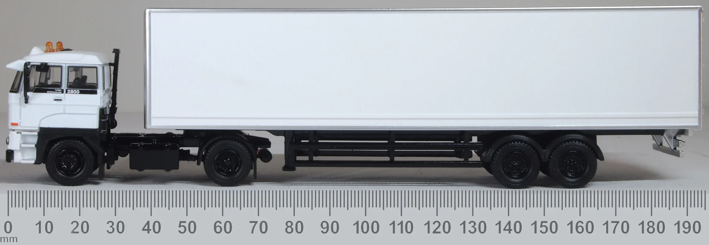 SP184A DAF 3300 Short Van Trailer White - Image 6