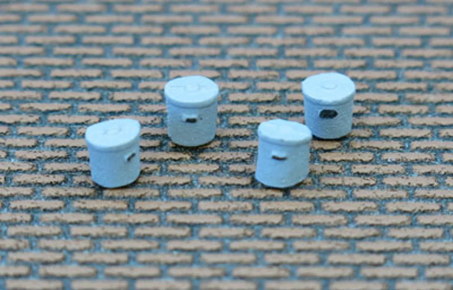 PDC36 N Gauge Dustbins - UNPAINTED