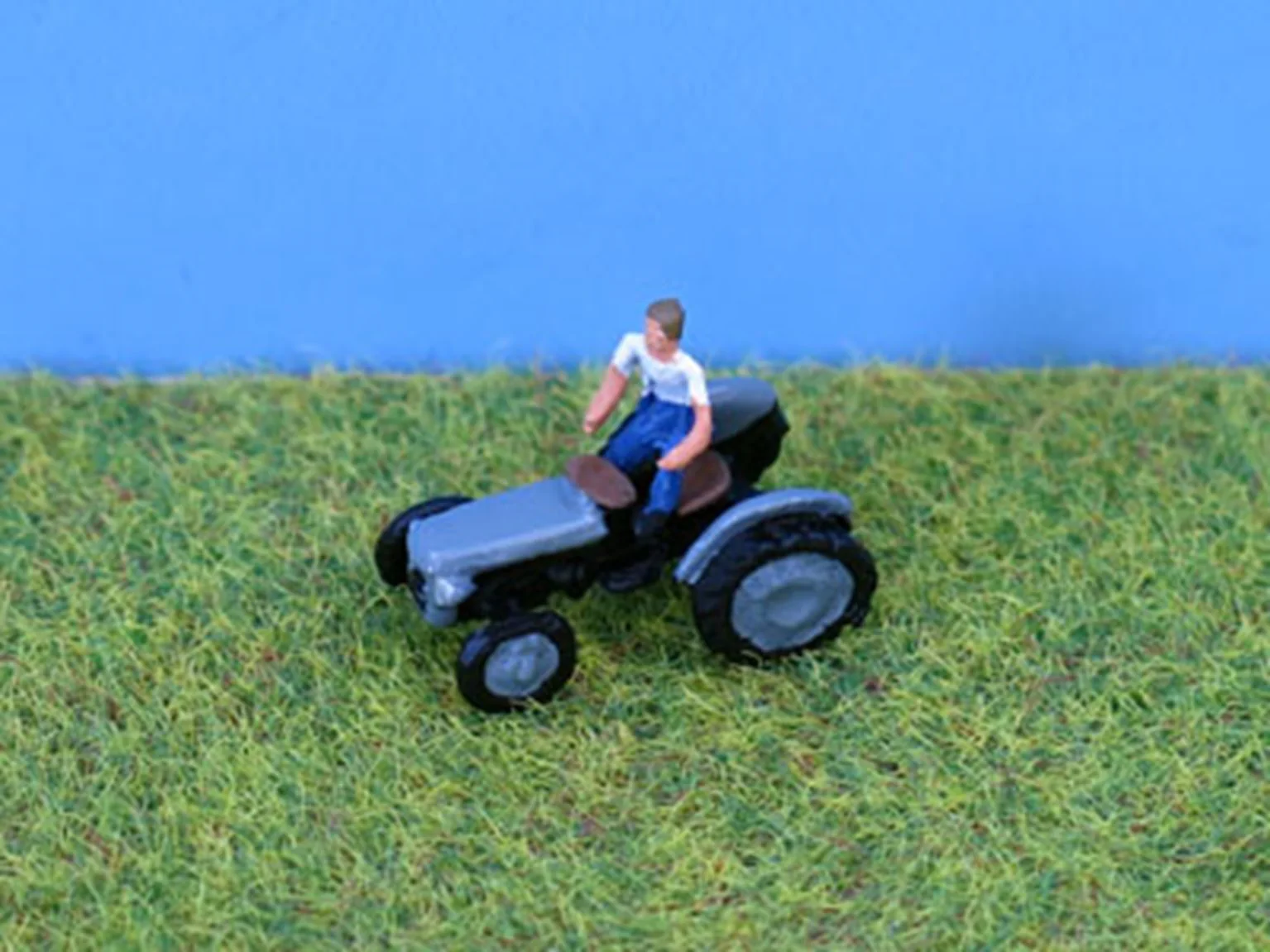 PDX40 N Gauge Painted Ferguson Tractor