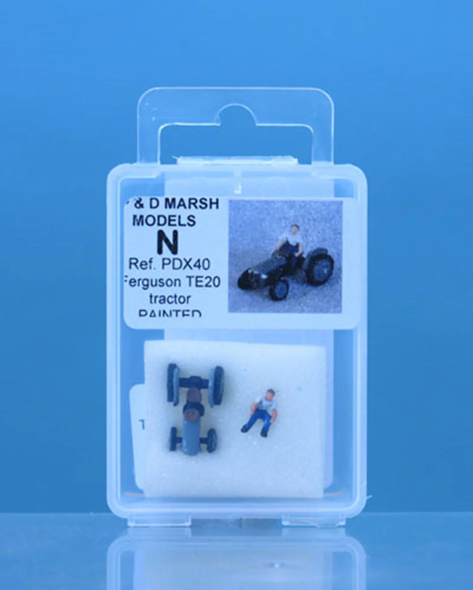 PDX40 N Gauge Painted Ferguson Tractor - Image 2