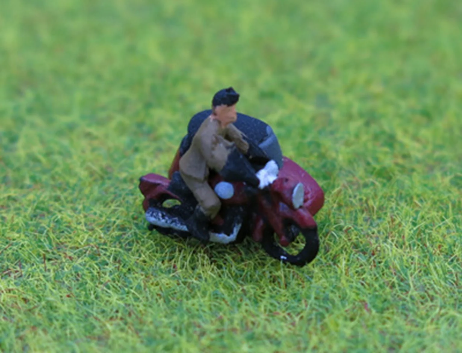 PDX76 N Gauge Painted 1950's Motorbike, Sidecar & Rider