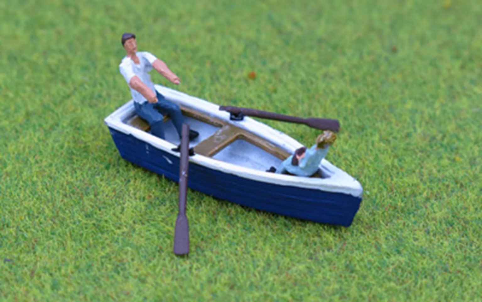 PDZ23 OO Gauge Row Boat with Passenger