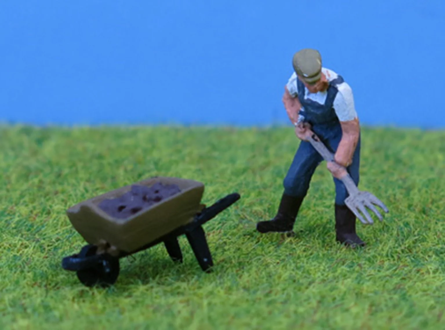 PDZ30 OO Gauge Farmer with Pitchfork & Barrow
