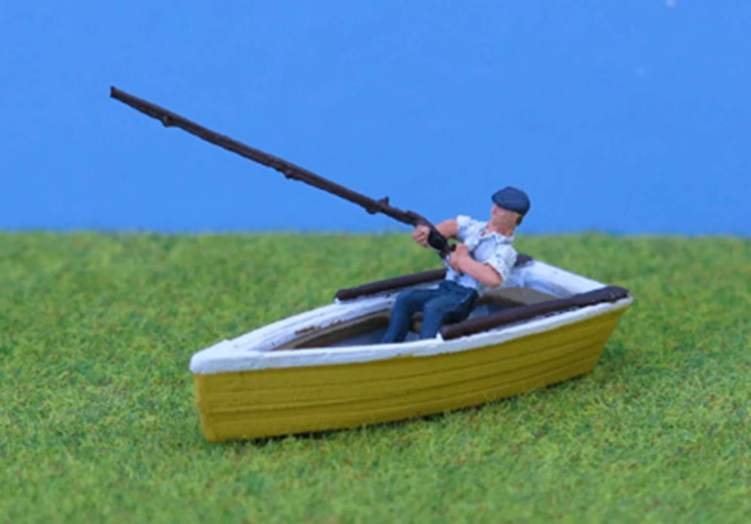 PDZ33 OO Gauge Man Fishing in Rowboat
