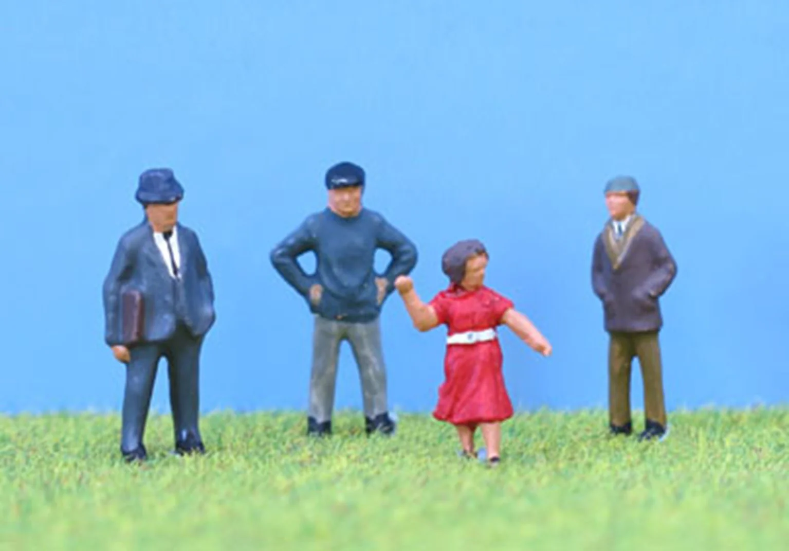 PDZ4 OO Gauge Painted Standing People