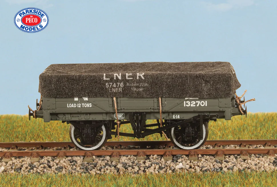 PA63 Parkside Dundas PA63 LNER 8 Wagons Tarps