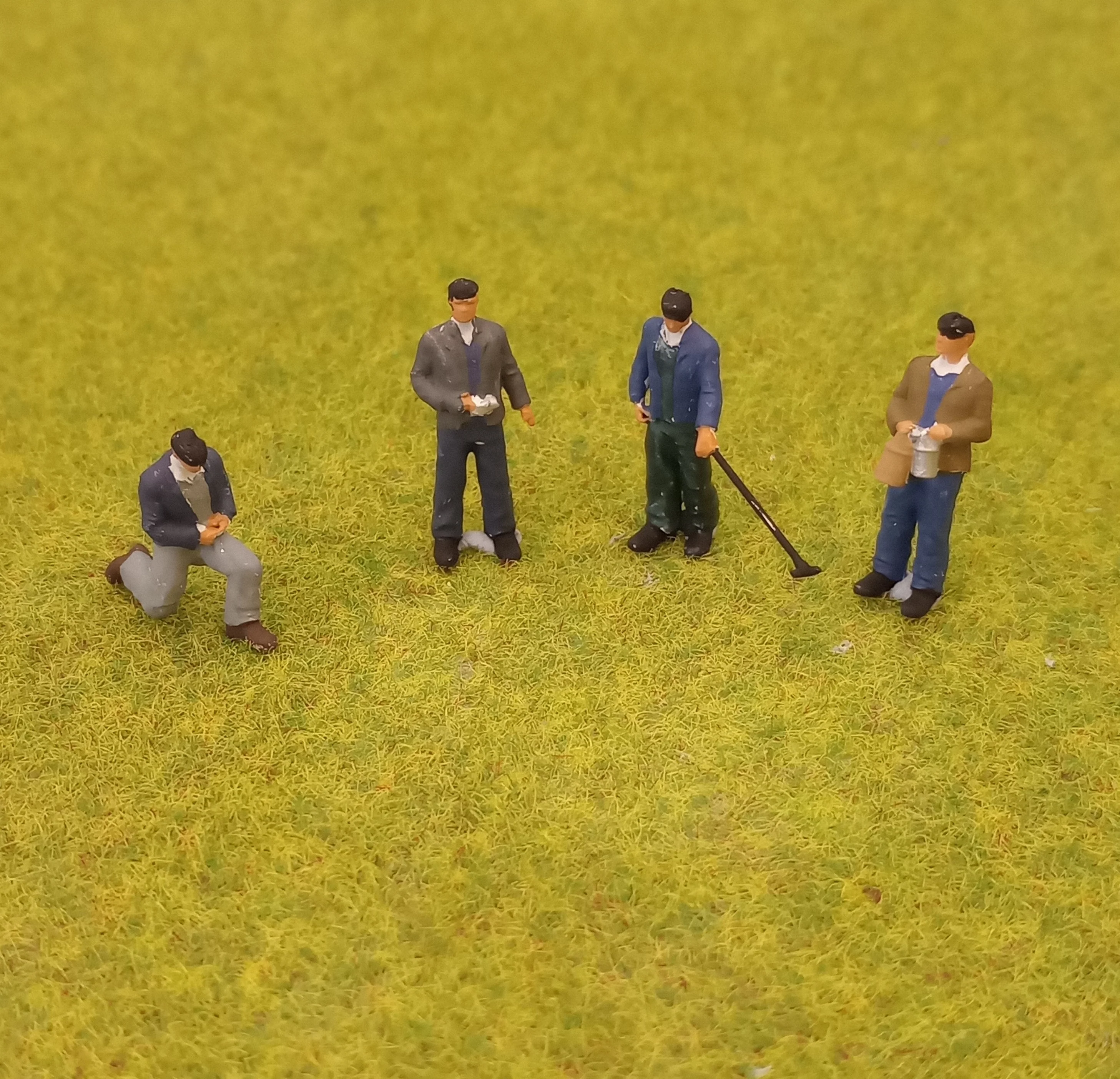 PDZ56 OO Gauge Depot workers incl. wheel tapper (4)