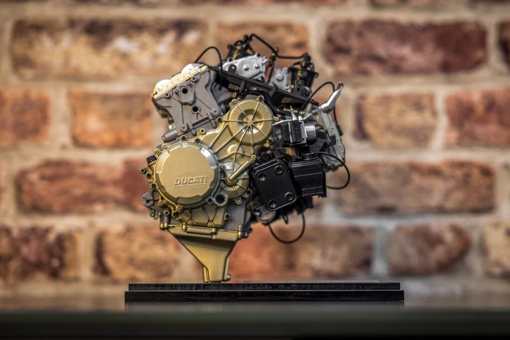 HKM124 Ducati Superquadro - V2 Engine 1:4 Scale Model Kit - Image 2