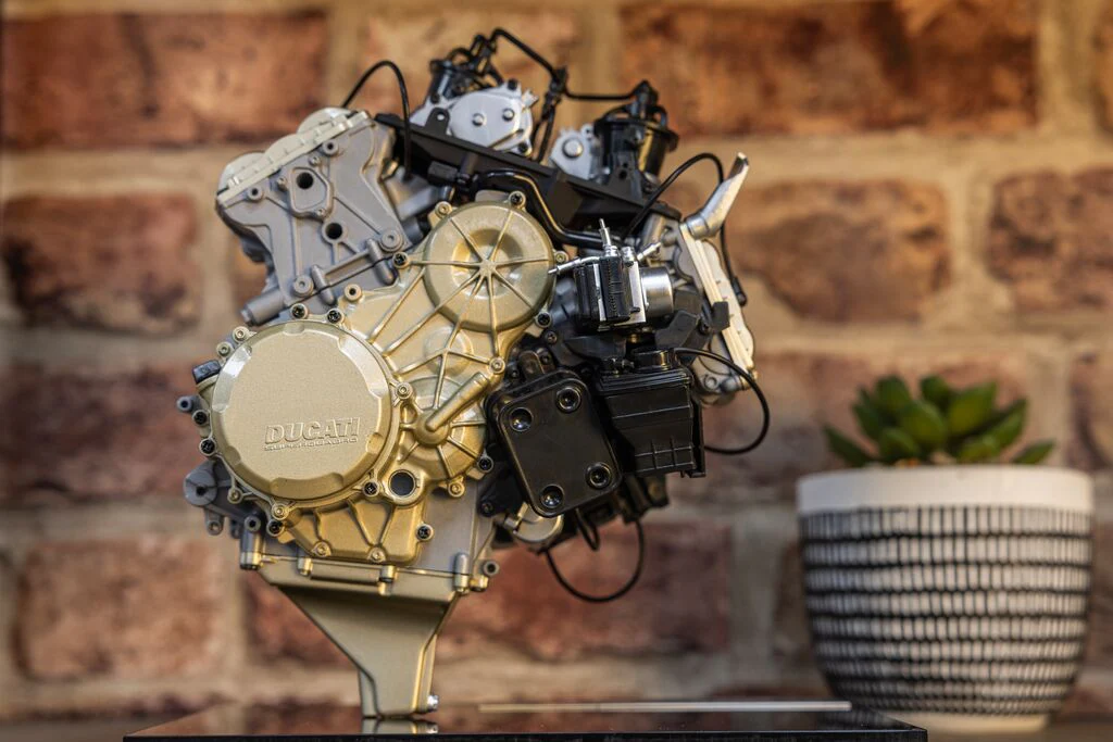 HKM124 Ducati Superquadro - V2 Engine 1:4 Scale Model Kit - Image 3