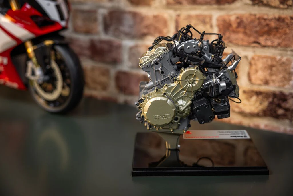 HKM124 Ducati Superquadro - V2 Engine 1:4 Scale Model Kit - Image 6