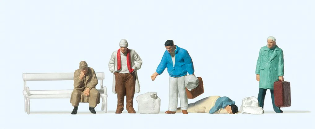 PR14119 In Front of the Railway Station (5) Standard Figure Set