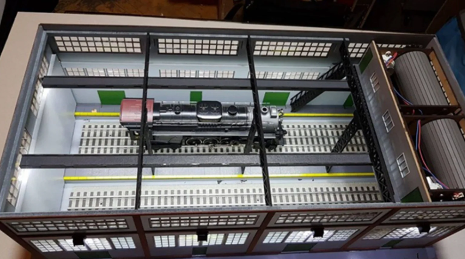 PLS-035 O Scale Dual Stall Modern Engine House w/Motorized Doors Kit - Image 3