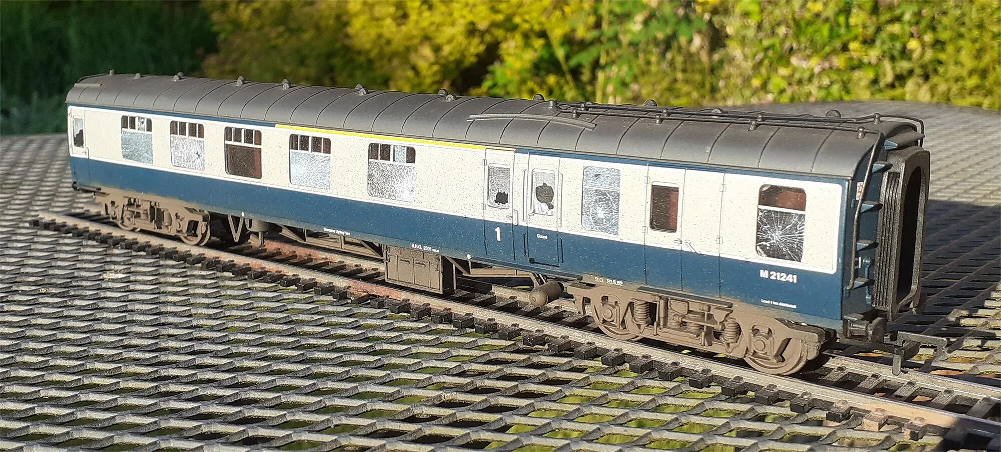 RT-4-8860 Smashed & shattered glass: BR mk1 passenger OO Gauge Waterslide Decals Transfer