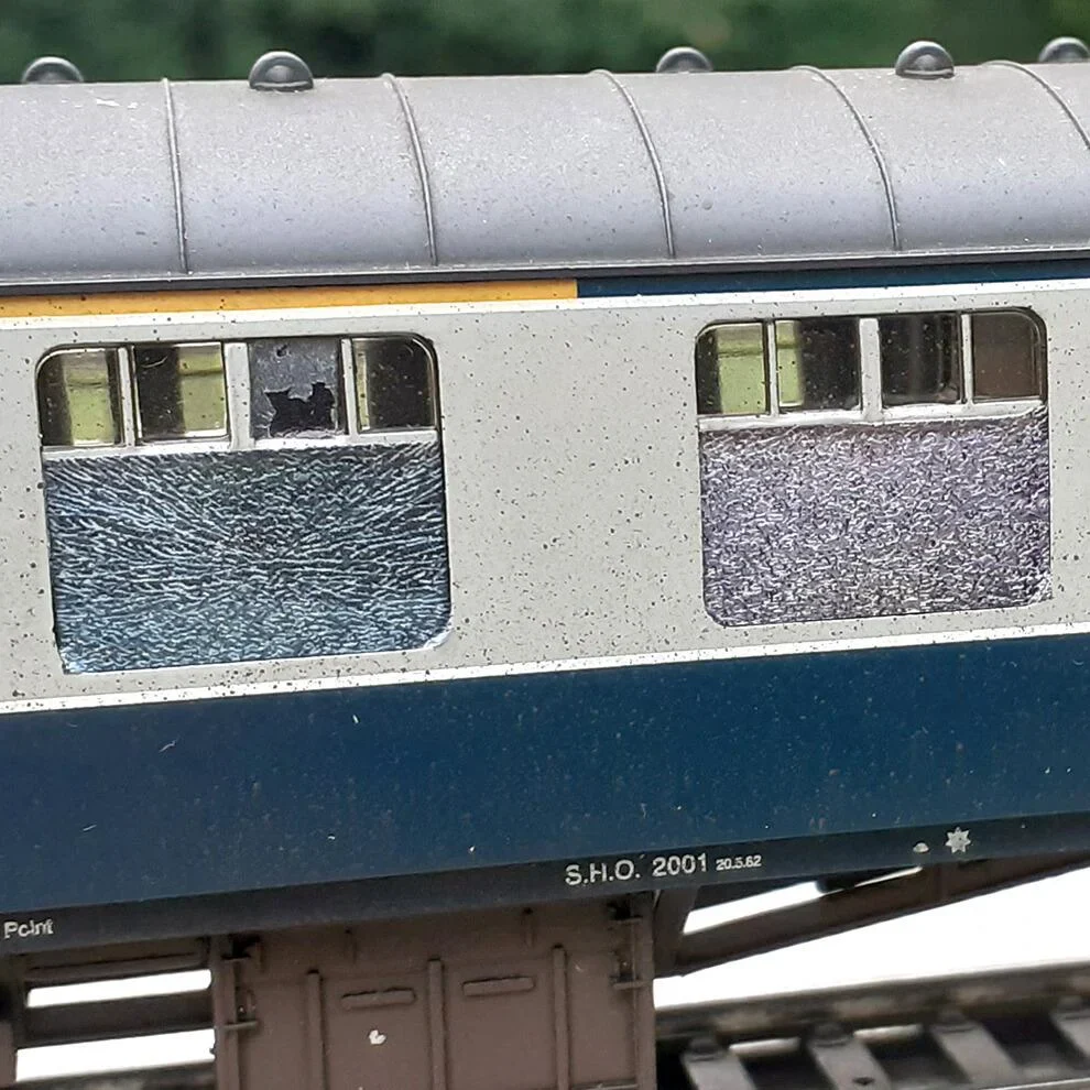 RT-4-8860 Smashed & shattered glass: BR mk1 passenger OO Gauge Waterslide Decals Transfer - Image 2