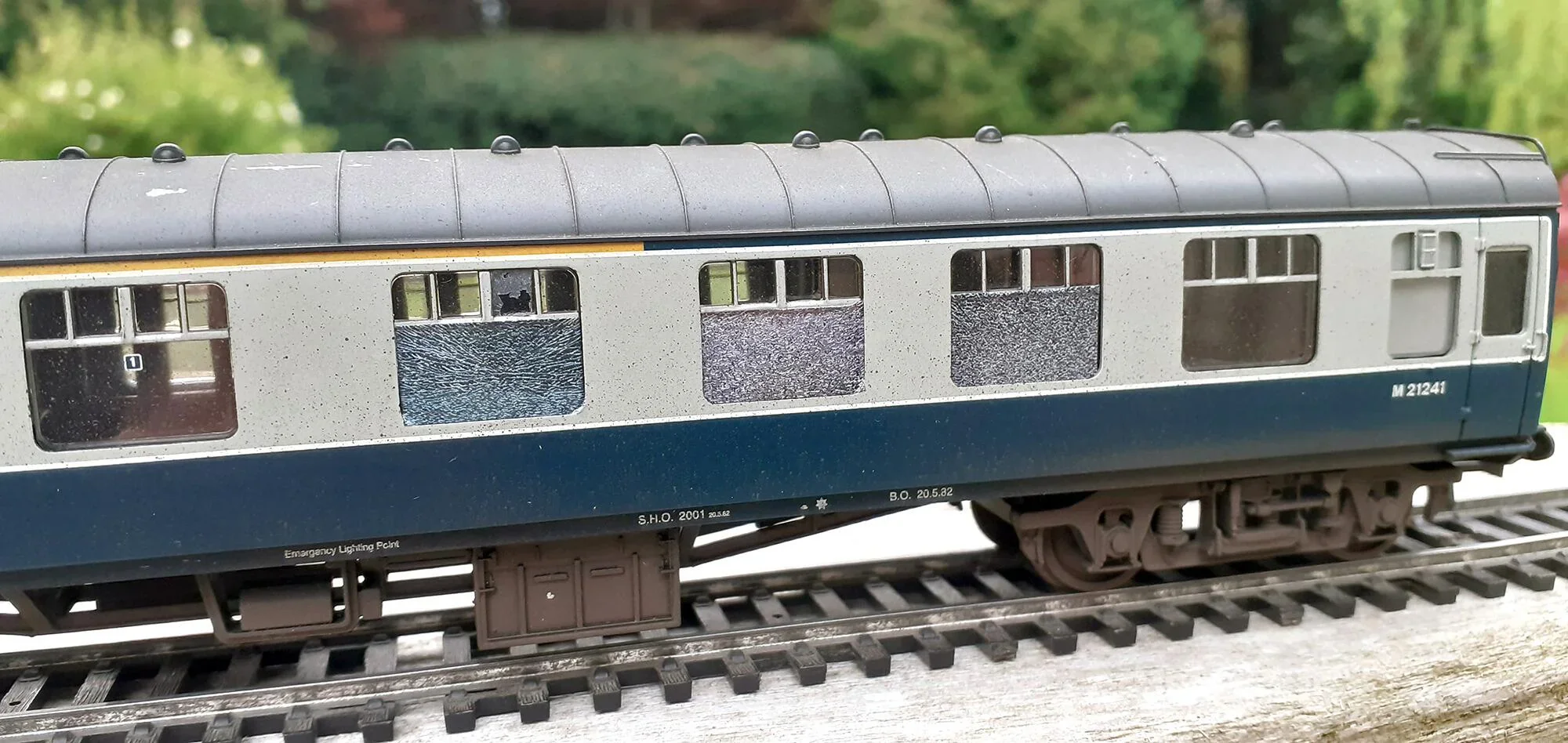 RT-4-8860 Smashed & shattered glass: BR mk1 passenger OO Gauge Waterslide Decals Transfer - Image 3