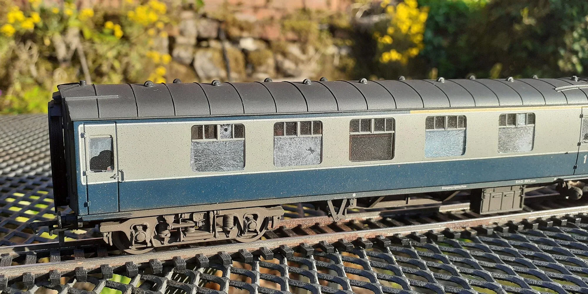 RT-4-8860 Smashed & shattered glass: BR mk1 passenger OO Gauge Waterslide Decals Transfer - Image 4