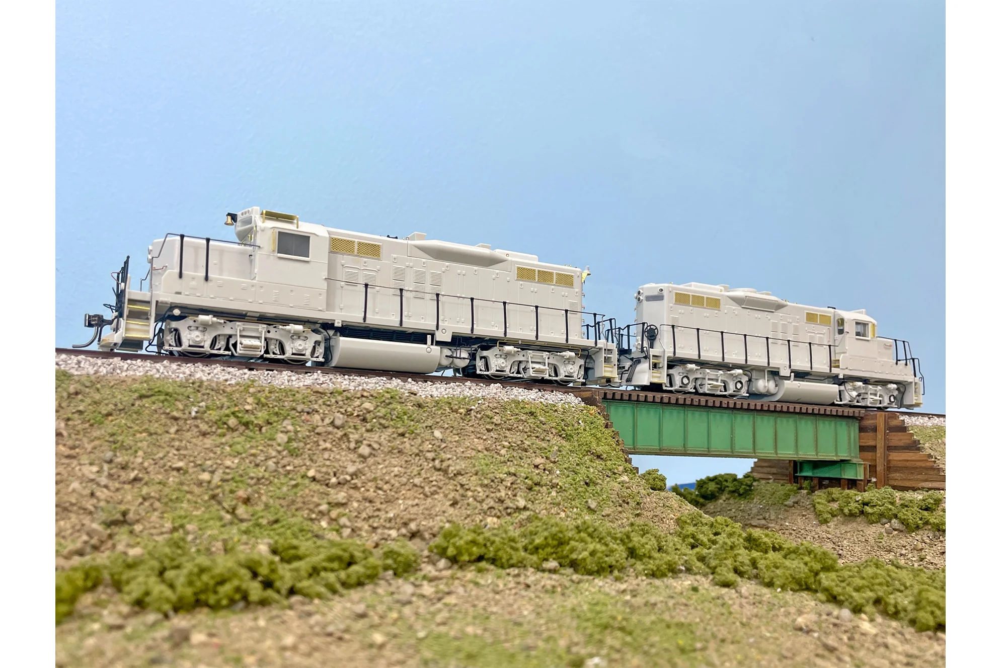 54523 HO GP9u (DC/DCC/Sound): Southern Rwy of BC: #108 - Image 3