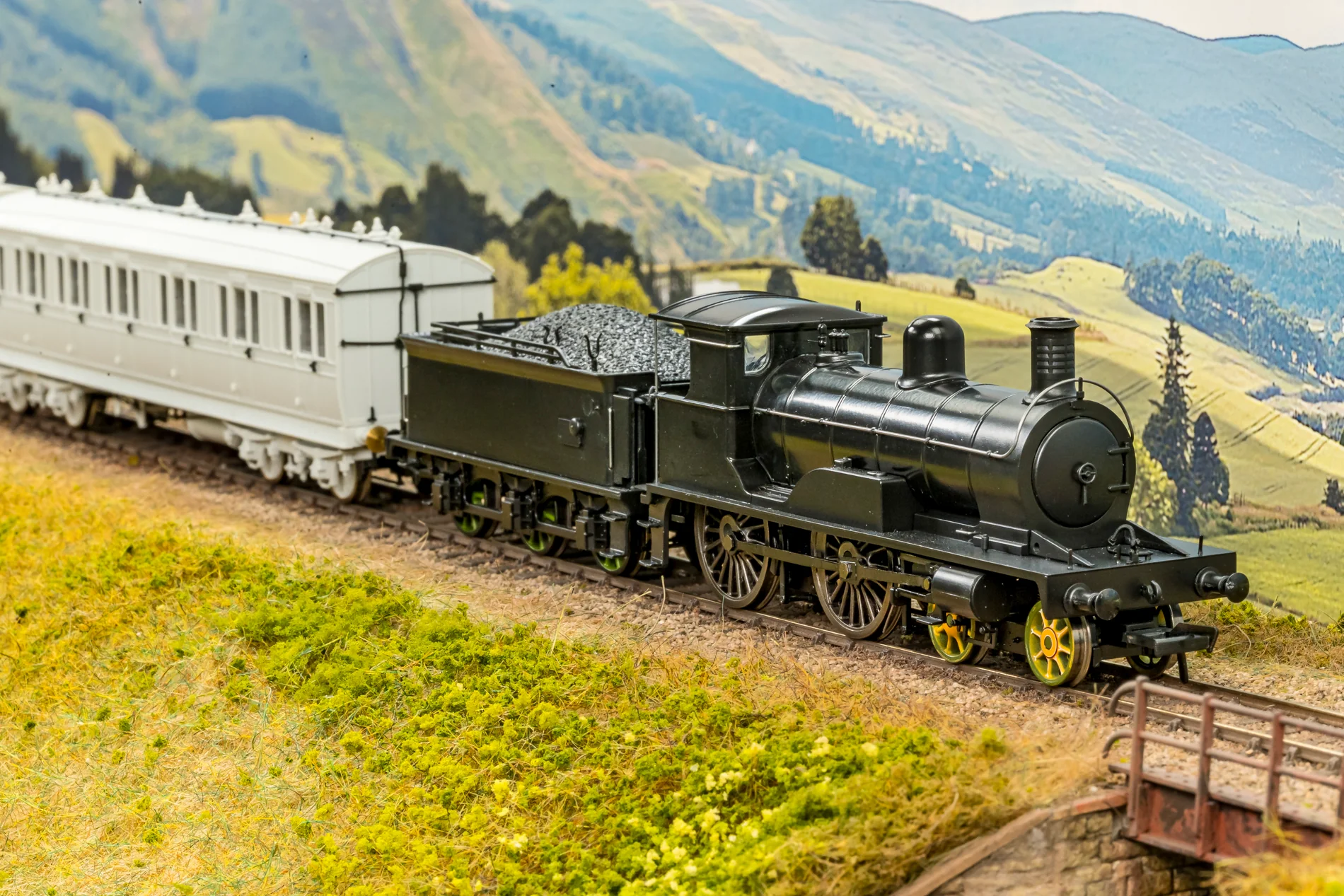 811001 Highland Railway Loch Class 4-4-0 No.125 'Loch Tay' HR Jones Lined Green Steam Locomotive - Image 10