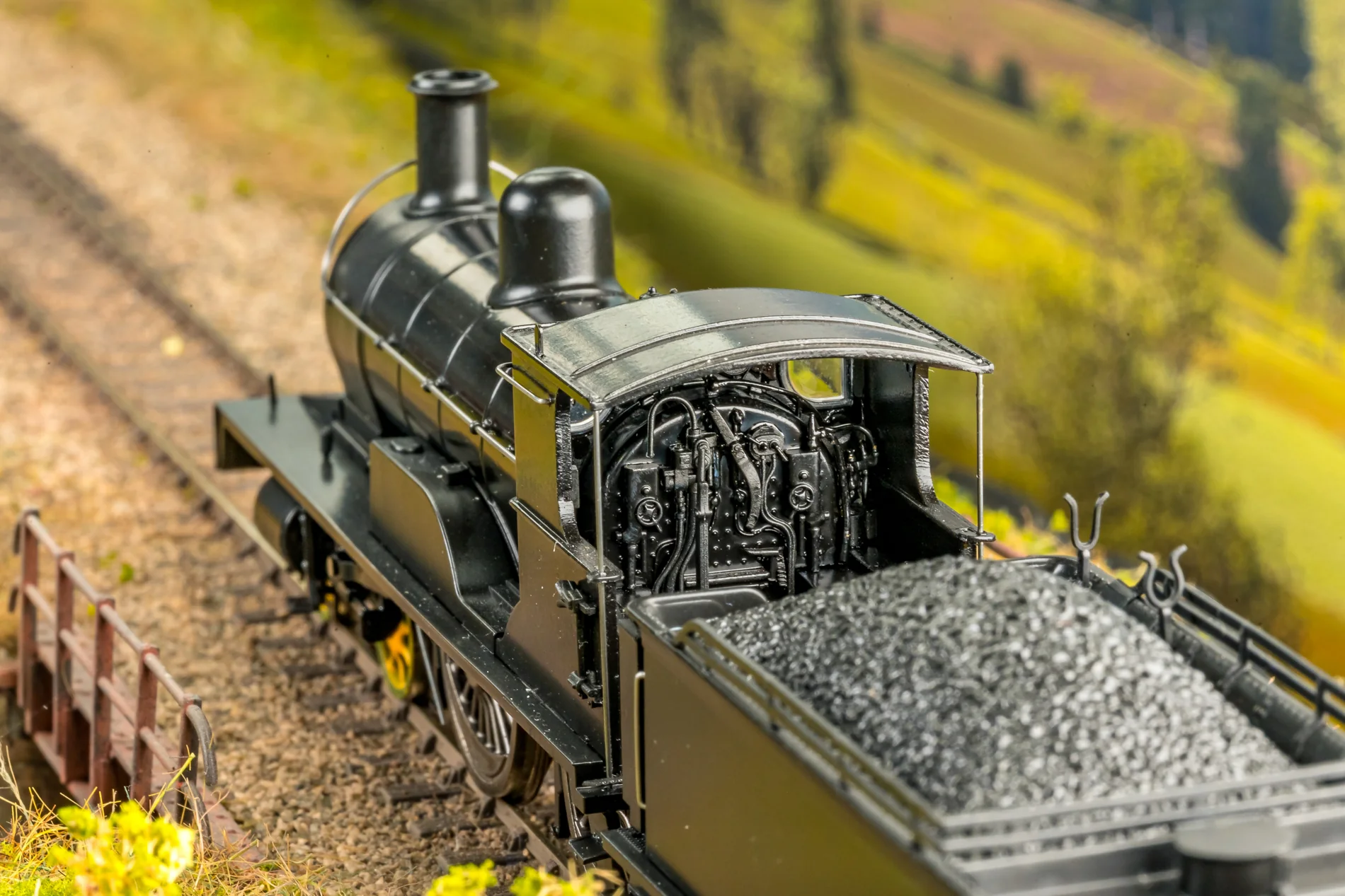 811001 Highland Railway Loch Class 4-4-0 No.125 'Loch Tay' HR Jones Lined Green Steam Locomotive - Image 3
