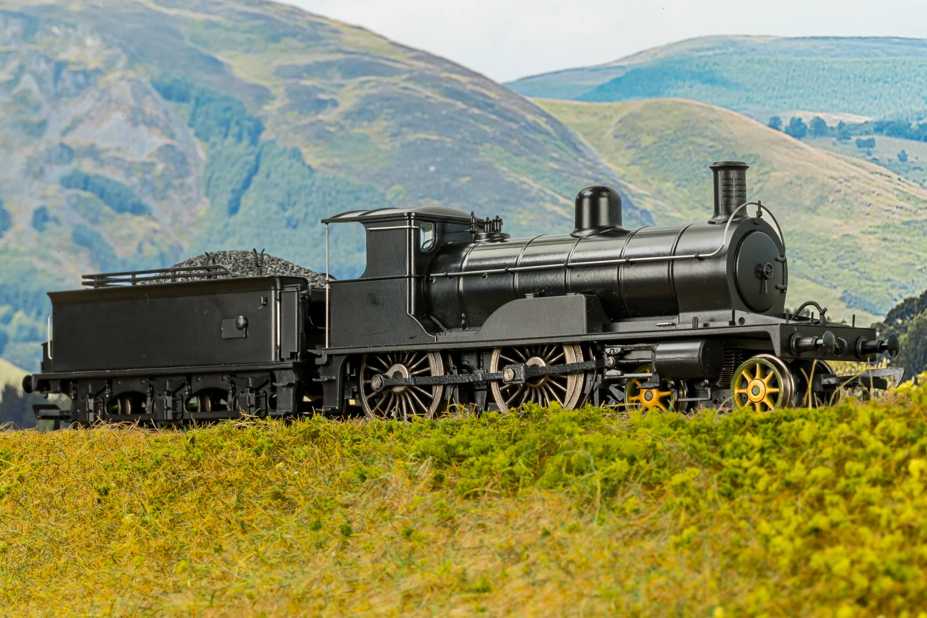 811008 Highland Railway Loch Class 4-4-0 No.150 'Loch Eye' HR Yellow Steam Locomotive - Image 5
